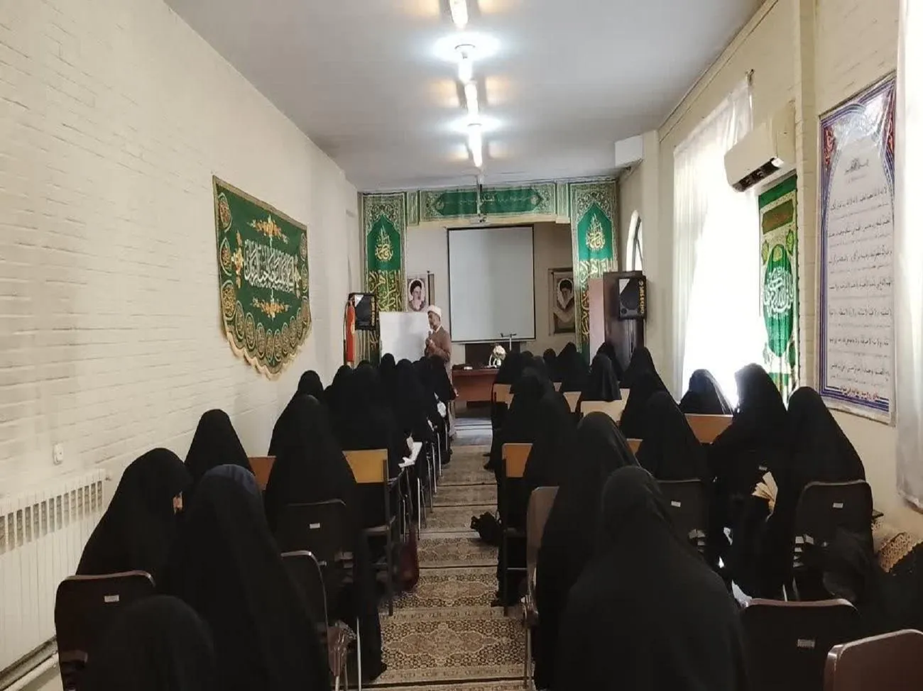 برگزاری دوره «شیوههای دعوت فرزندان به نماز» برای مادران طلبه در استان تهران