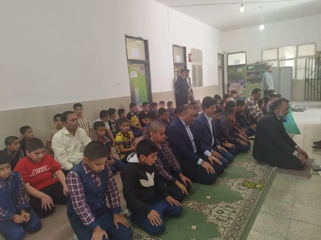 معلمان نقش خود را در تحقق اقامه نماز جماعت در مدارس بهخوبی ایفا کنند
