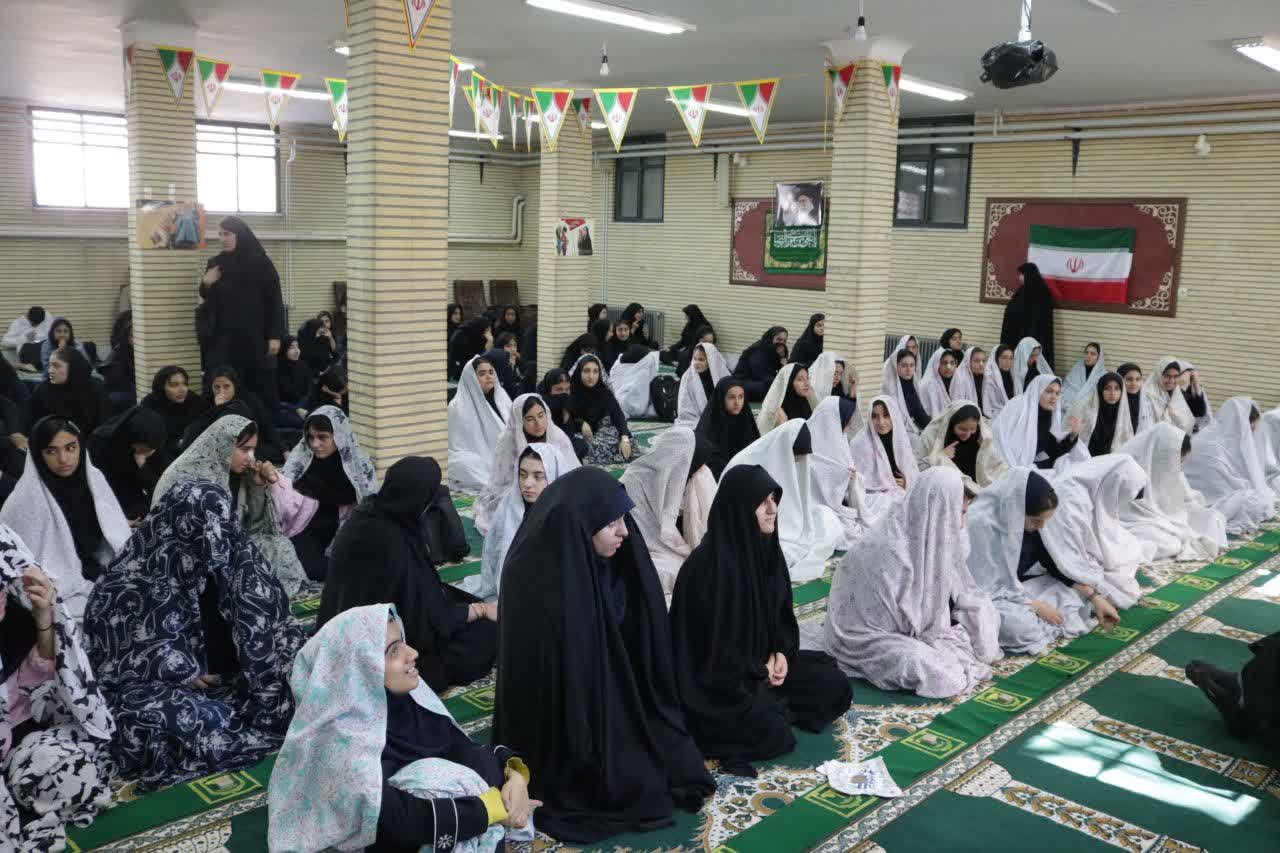 کاروان نماز با حضور نماینده ولیفقیه در هنرستان الغدیر قزوین برگزار شد