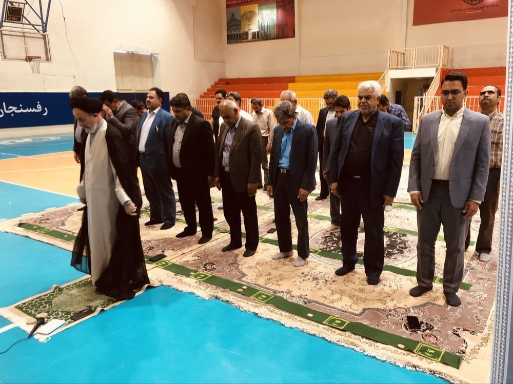 اقامه نماز وحدت بخش ادارات شهرستان رفسنجان در اداره ورزش و جوانان شهرستان