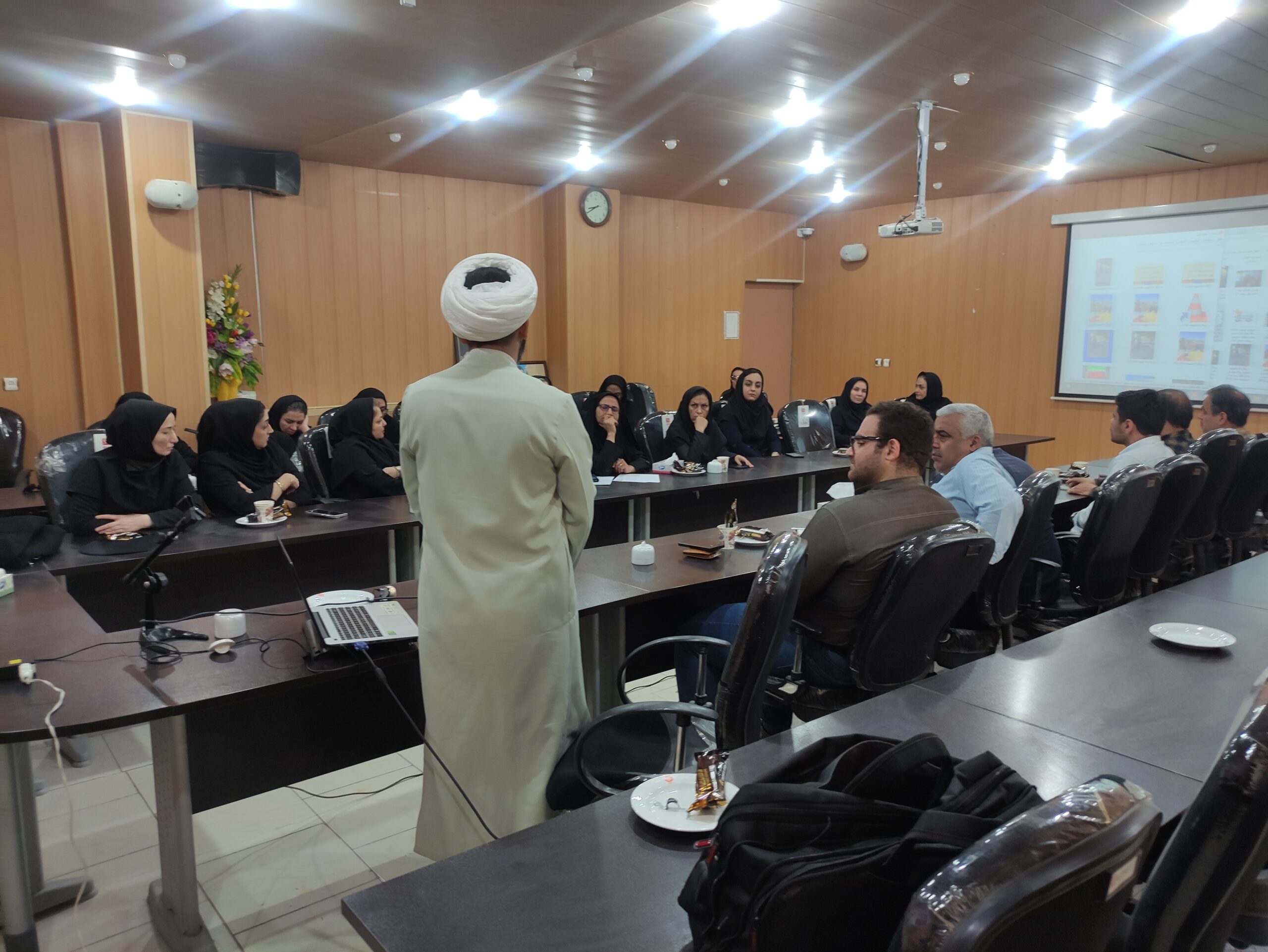 نشست تخصصی آداب و اسرار نماز ویژه کارکنان اداره بهزیستی شهرستان کاشان برگزار شد