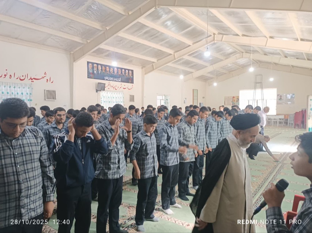 اقامه نماز جماعت و جشن میلاد حضرت زینب (س) در مدرسه شاهد رفسنجان
