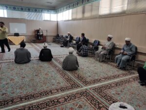غافل ترین انسان کسی است که از تغییر و تحولات دنیا و جامعه خود عبرت نگیرد