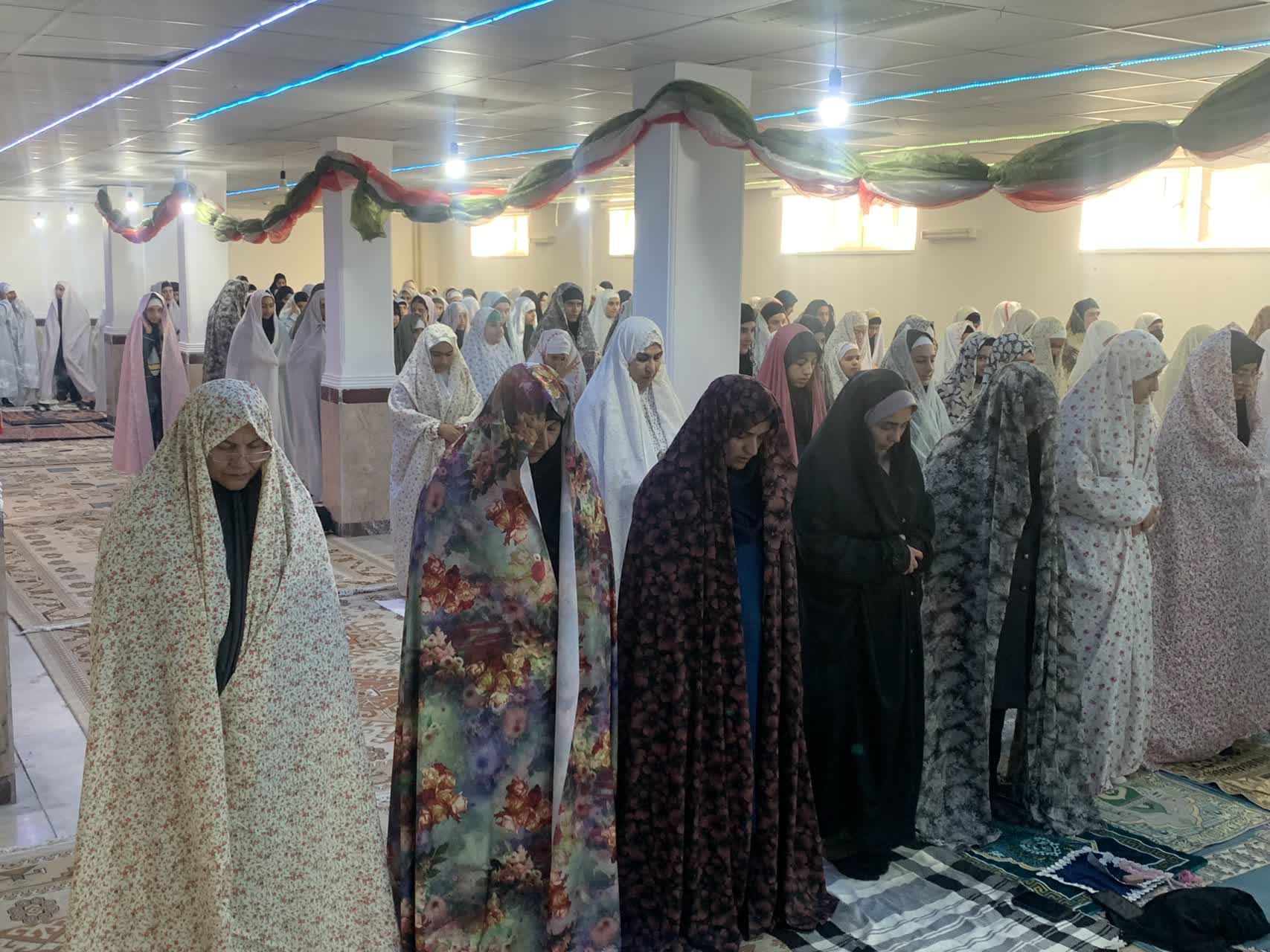 برگزاری نماز جماعت در مدرسه دخترانه شهید نامدار مرادی با حضور مشاور وزیر آموزش و پرورش