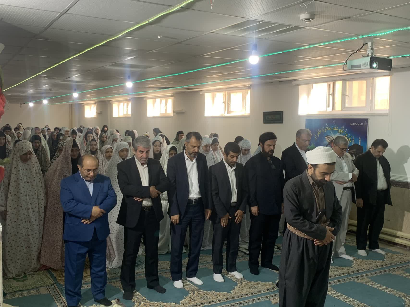 برگزاری نماز جماعت در مدرسه دخترانه شهید نامدار مرادی با حضور مشاور وزیر آموزش و پرورش