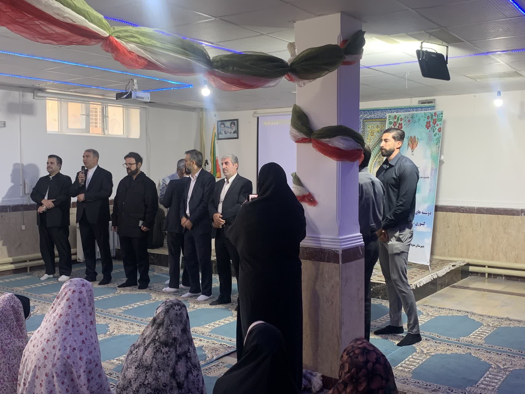 برگزاری نماز جماعت در مدرسه دخترانه شهید نامدار مرادی با حضور مشاور وزیر آموزش و پرورش