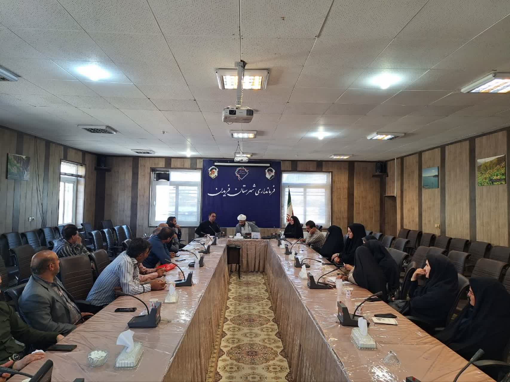 نشست دبیر ستاد اقامه نماز با دهیاران شهرستان فریدن اصفهان