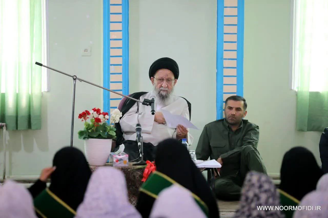 اقامه نماز جماعت و گفتوگوی صمیمی نماینده ولیفقیه در استان گلستان با دانشآموزان