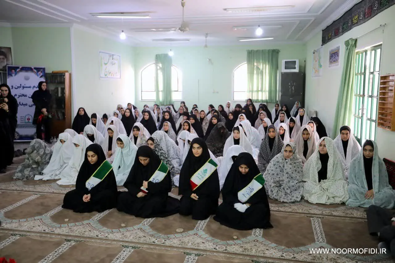 اقامه نماز جماعت و گفتوگوی صمیمی نماینده ولیفقیه در استان گلستان با دانشآموزان