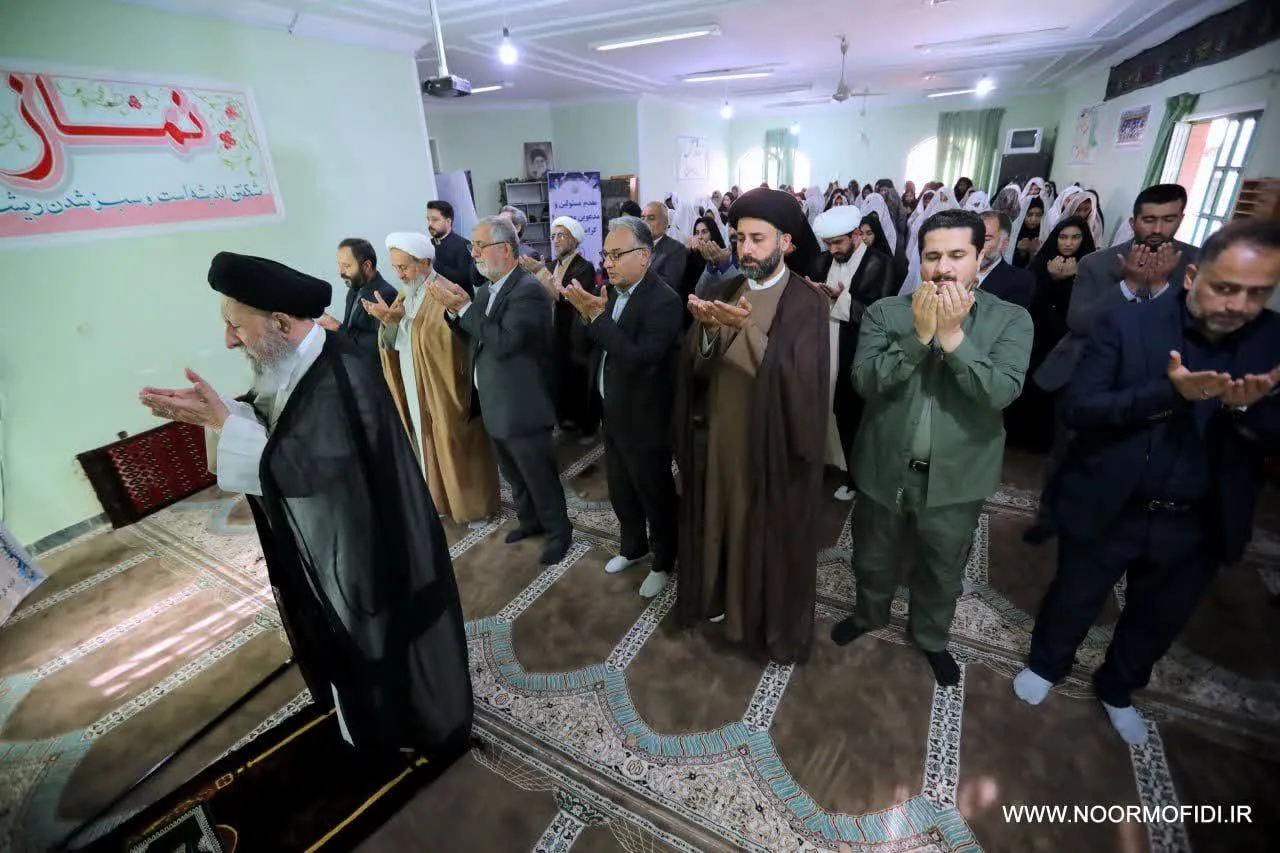 اقامه نماز جماعت و گفتوگوی صمیمی نماینده ولیفقیه در استان گلستان با دانشآموزان