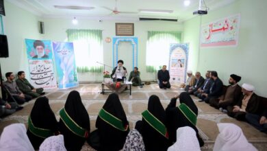 اقامه نماز جماعت و گفت‌وگوی صمیمی نماینده ولی‌فقیه در استان گلستان با دانش‌آموزان