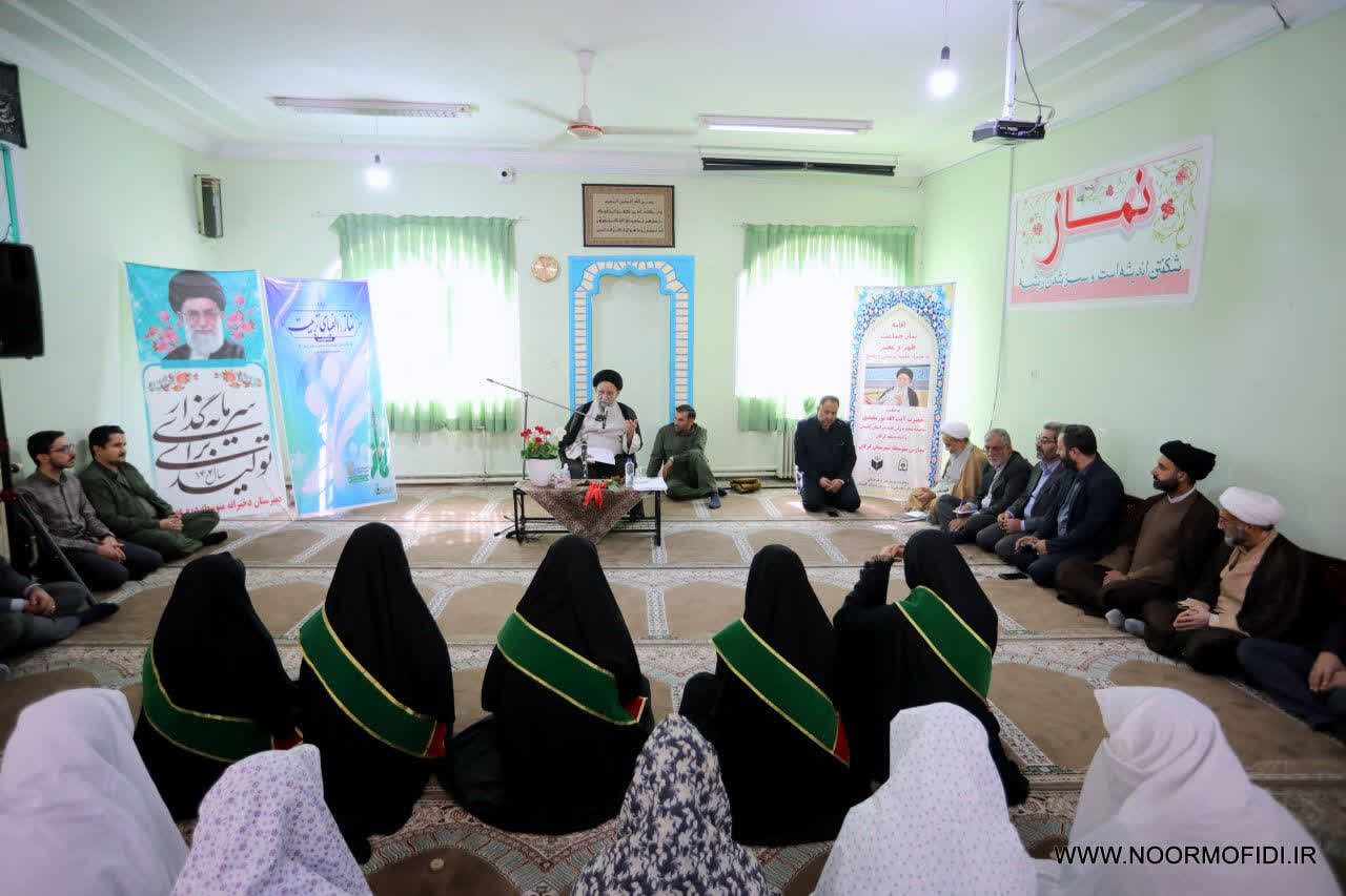 اقامه نماز جماعت و گفتوگوی صمیمی نماینده ولیفقیه در استان گلستان با دانشآموزان