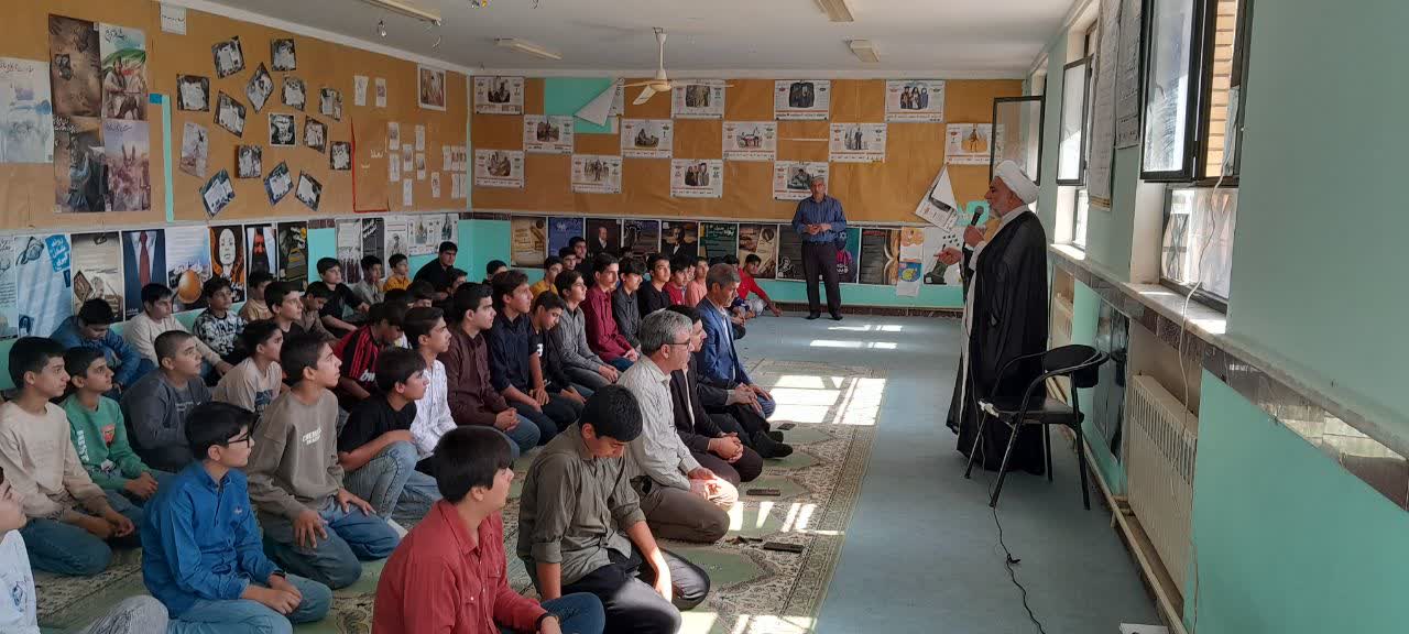 گفتمان نمازشناسی دانش آموزی در مدرسه شهید خانلری دره شهر برگزار شد