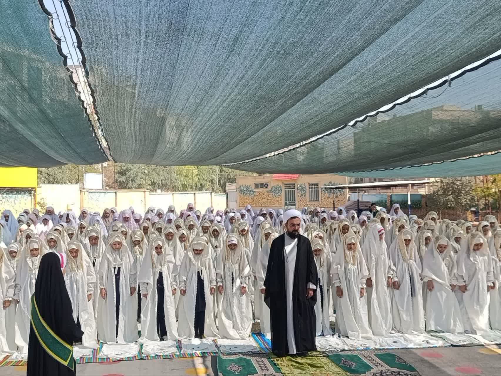 اقامه نماز جماعت در مدرسه ابتدایی دخترانه انبیا با حضور مدیر ستاد اقامه نماز استان سمنان