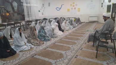 به گزارش روابط عمومی ستاد اقامه نماز خراسان جنوبی، بیست و نهم مهر ماه، با حضورحجت الاسلام و المسلمین الماس وش دبیر ستاد اقامه نماز شهرستان سربیشه و همراهی اداره آموزش و پرورش شهرستان، نشست تخصصی نماز با محوریت شیوه های دعوت به نماز در محل خوابگاه شبانه روزی دخترانه امام رضا (ع) شهرستان سربیشه بعداز نماز جماعت مغرب و عشاء در راستای اجرای برنامه های عملیاتی منشور اقامه نماز در مدارس برگزار شد. دبیر ستاد اقامه نماز شهرستان در این نشست خطاب به دانش آموزان  گفت :شما دانش آموزان عزیز در همین سنین جوانی و نوجوانی برای  رسیدن به موفقیت و پیشرفت در امورات زندگی و درس و تحصل به این فرضه الهی اهمیت دهید و از اقامه نماز در اول وقت غافل نشوید. مدرس بومی استان در این نشست ها به محورهایی چون آثار و برکات نماز ،اهمیت نماز اول وقت ، جایگاه نماز، شیوه های جذب و دعوت به نماز گفتگو کرد. حجت الاسلام الماس وش افزود: نماز اولین فریضه ی الهی است و ماموریت کلیه ی پیامبران است و زندگی بشر و ارتباط بنده با خداوند متعال از طریق نماز است و همه ما باید به این فریضه الهی اهمیت دهند. کارشناس مذهبی شهرستان هچنین با اشاره به آیاتی از قرآن کریم گفت: اگر نماز در جامعه ضایع شود،جامعه با مشکلاتی مواجه خواهد شد و یکی از راه های جلوگیری از منکرات در جامعه اقامه نماز می باشد.