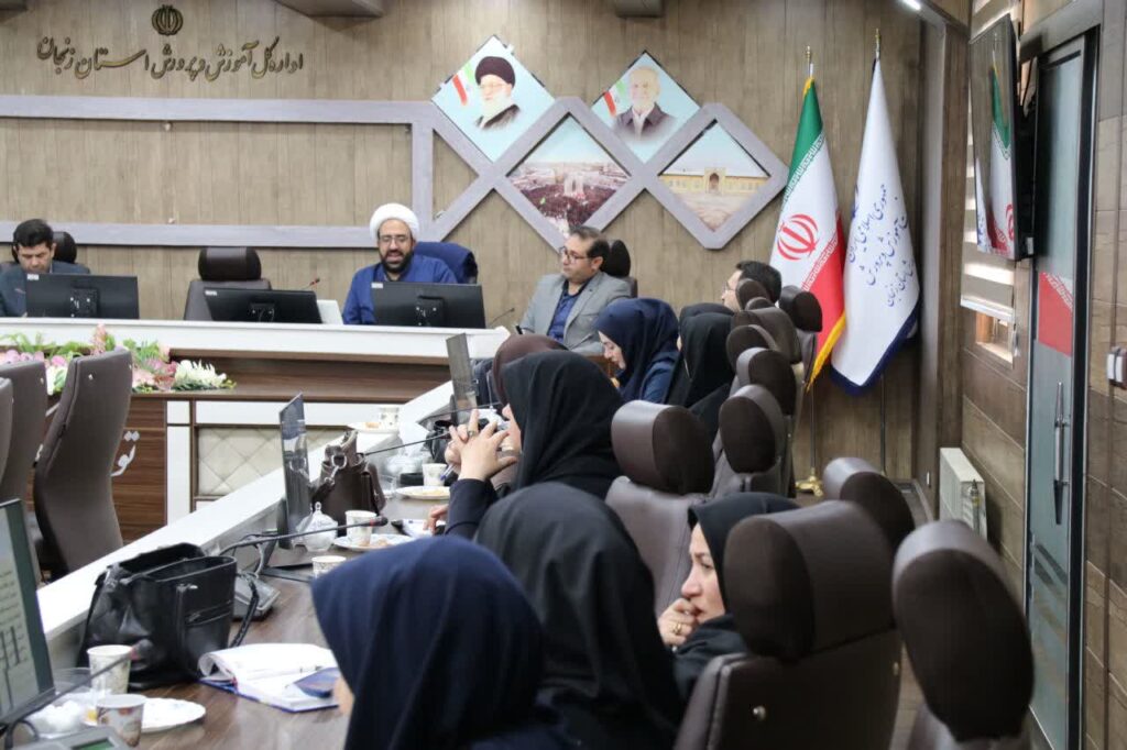 دوره آموزشی روشهای دعوت به نماز مدرسان آموزش خانواده و اعضای انجمن اولیا و مربیان در زنجان برگزار شد