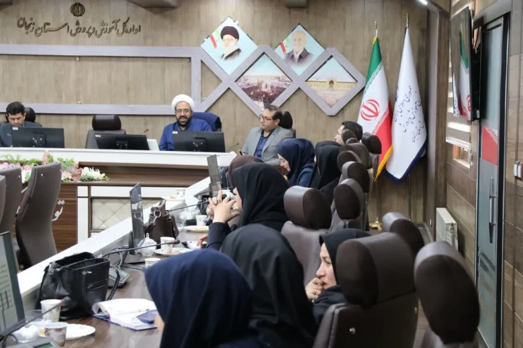 دوره آموزشی روشهای دعوت به نماز مدرسان آموزش خانواده و اعضای انجمن اولیا و مربیان در زنجان برگزار شد