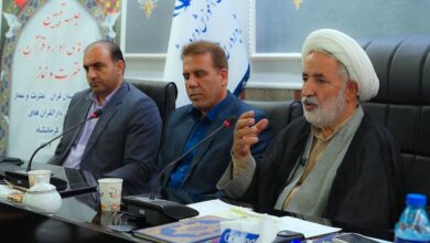 به گزارش روابط عمومی ستاد اقامه نماز استان، جهارشنبه نهم مهرماه 404 گردهمایی یکروزه کارشناسان قرآن و عترت و مدیران دارالقران نواحی و مناطق استان کرمانشاه با حضور حجت الاسلام و المسلمین علی مولوی مدیر و کارشناسان ستاد اقامه نماز و کارشناسان اداره کل آموزش و پرورش استان کرمانشاه در محل مرکز آموزشی رفاهی فرهنگیان برگزار شد. در این گردهمایی حجت الاسلام و المسلمین علی مولوی با اشاره به جایگاه فرهنگیان و نقش عمده و اساسی این عزیزان در تربیت نسل نو و آینده سازان نظام جمهوری اسلامی گفت: نقش شما عزیزان در هدایت نسل نو بسوی معنویت نقش ارزشمند و قابل توجه ای است لذا تلاش شما در توسعه و تعمیق فرهنگ نورانی نماز در آموزش و پرورش برای نوجوانان وجوانان قابل تقدیر و تشکر می باشد. در ادامه جلسه شیوه نامه برنامه های فرهنگی ، آموزشی ستاد اقامه نماز برای حاضرین تشریح و تبیین شده و مقرر گردید با شروع سال تحصیلی جدید در جهت توسعه و ترویج فرهنگ نماز برنامه ریزی مناسب صورت پذیرد. سئو: گردهمایی کارشناسان قرآن و عترت نواحی و مناطق استان کرمانشاه برگزار شد.