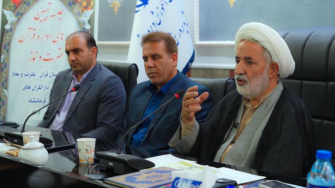 به گزارش روابط عمومی ستاد اقامه نماز استان، جهارشنبه نهم مهرماه 404 گردهمایی یکروزه کارشناسان قرآن و عترت و مدیران دارالقران نواحی و مناطق استان کرمانشاه با حضور حجت الاسلام و المسلمین علی مولوی مدیر و کارشناسان ستاد اقامه نماز و کارشناسان اداره کل آموزش و پرورش استان کرمانشاه در محل مرکز آموزشی رفاهی فرهنگیان برگزار شد. در این گردهمایی حجت الاسلام و المسلمین علی مولوی با اشاره به جایگاه فرهنگیان و نقش عمده و اساسی این عزیزان در تربیت نسل نو و آینده سازان نظام جمهوری اسلامی گفت: نقش شما عزیزان در هدایت نسل نو بسوی معنویت نقش ارزشمند و قابل توجه ای است لذا تلاش شما در توسعه و تعمیق فرهنگ نورانی نماز در آموزش و پرورش برای نوجوانان وجوانان قابل تقدیر و تشکر می باشد. در ادامه جلسه شیوه نامه برنامه های فرهنگی ، آموزشی ستاد اقامه نماز برای حاضرین تشریح و تبیین شده و مقرر گردید با شروع سال تحصیلی جدید در جهت توسعه و ترویج فرهنگ نماز برنامه ریزی مناسب صورت پذیرد. سئو: گردهمایی کارشناسان قرآن و عترت نواحی و مناطق استان کرمانشاه برگزار شد.
