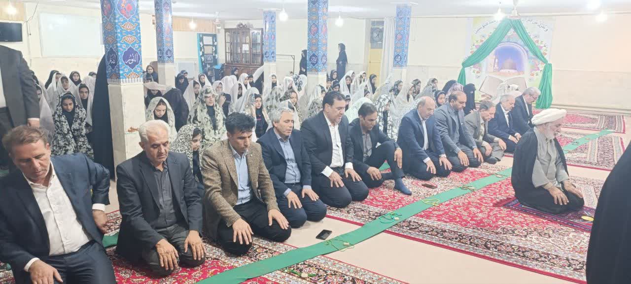 حضور وزیر موزش و پرورش در نماز جماعت مدرسه شاهد یاران اما م در کرمانشاه