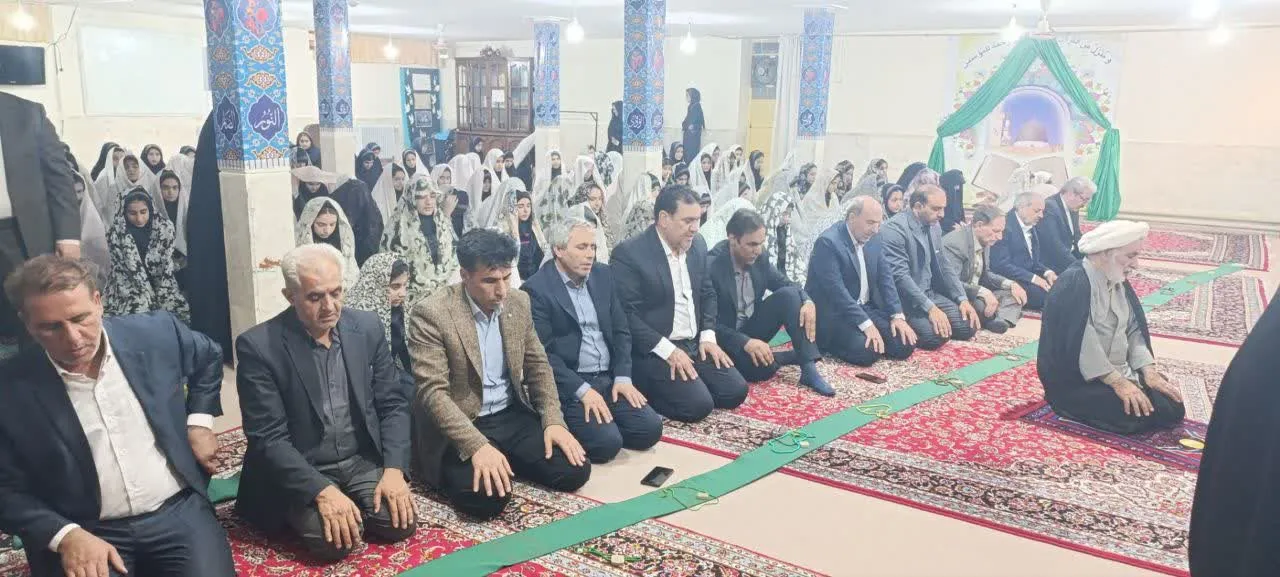 حضور وزیر موزش و پرورش در نماز جماعت مدرسه شاهد یاران اما م در کرمانشاه