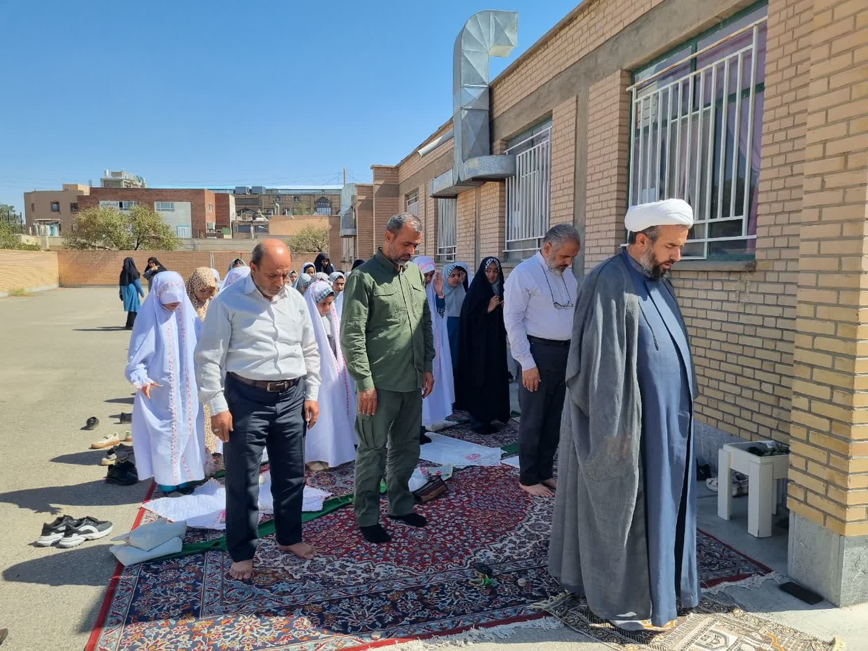 بازدیدمدیر ستاد اقامه نماز استان از مدرسه دخترانه 22 بهمن بیرجند