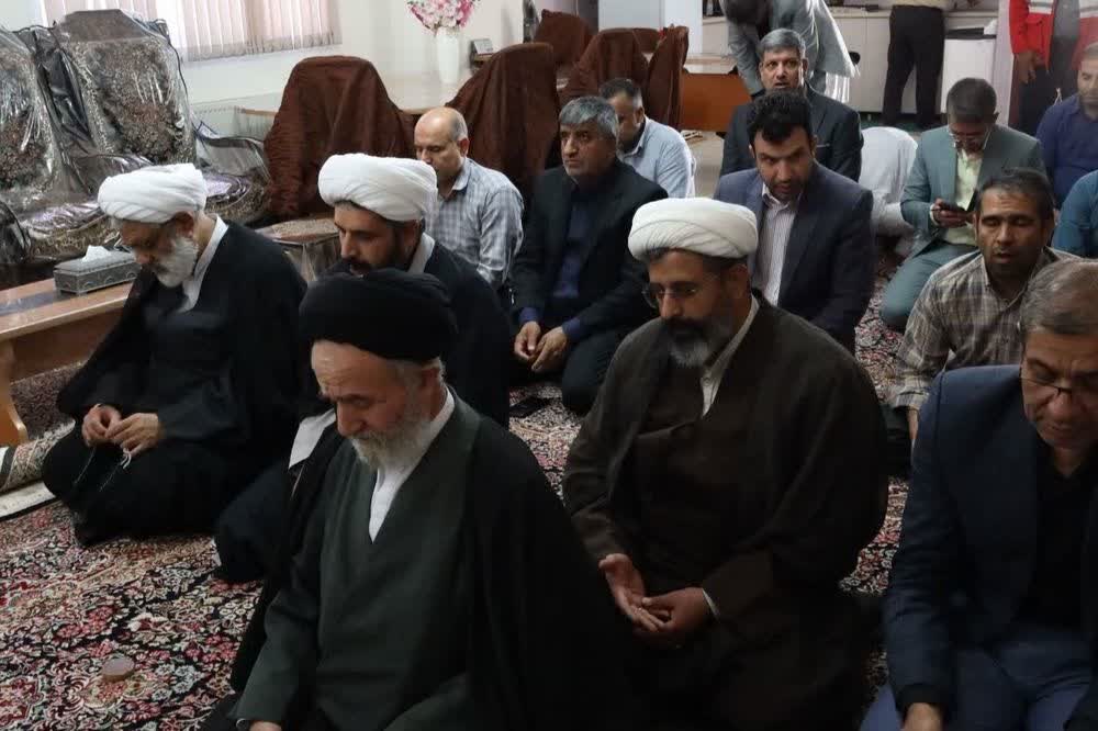 اقامه نماز وحدت بخش ادارات شهرستان رفسنجان در بیمه سلامت شهرستان