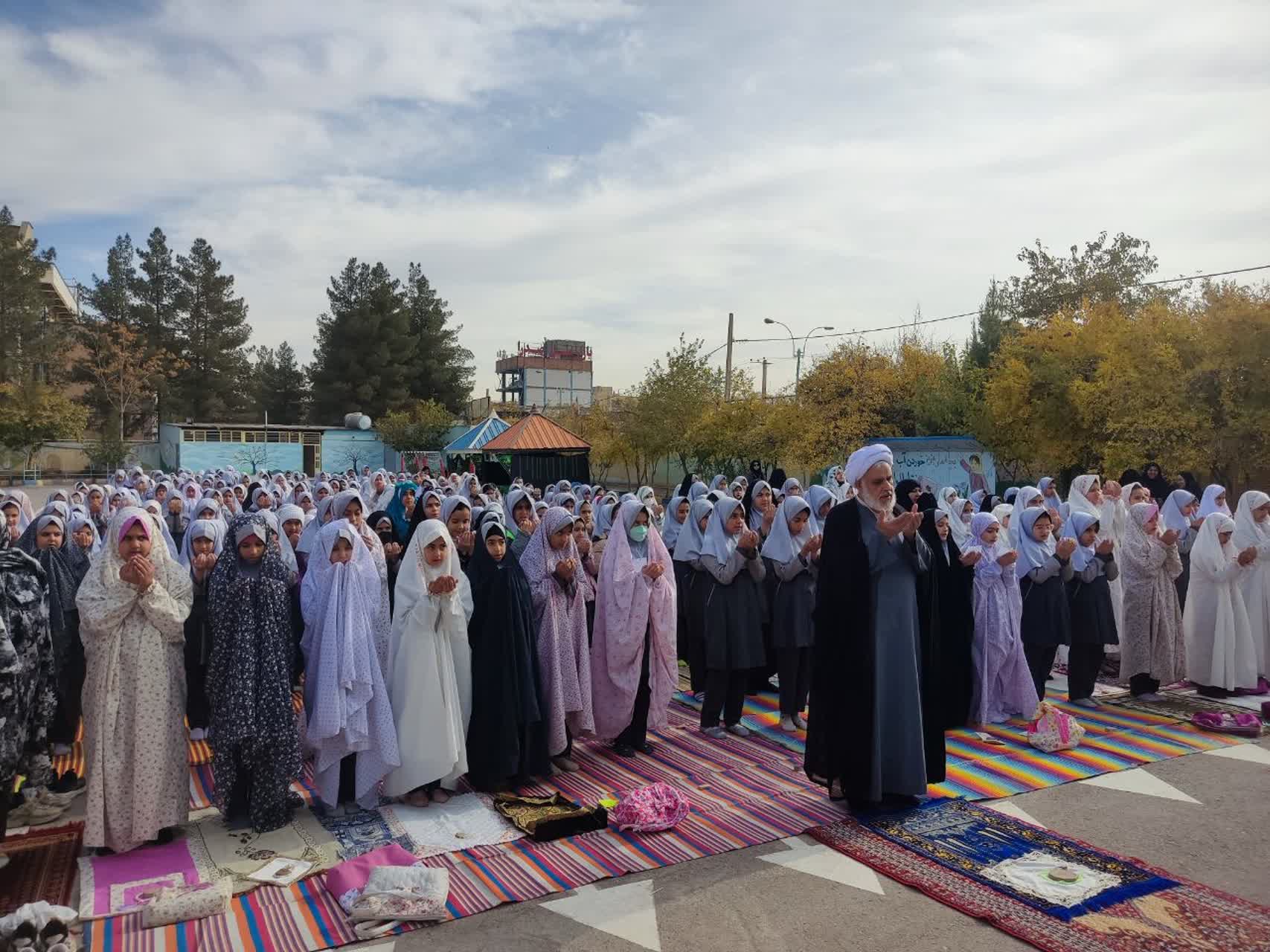 اقامه نماز باران در یکی از مدارس کرمان