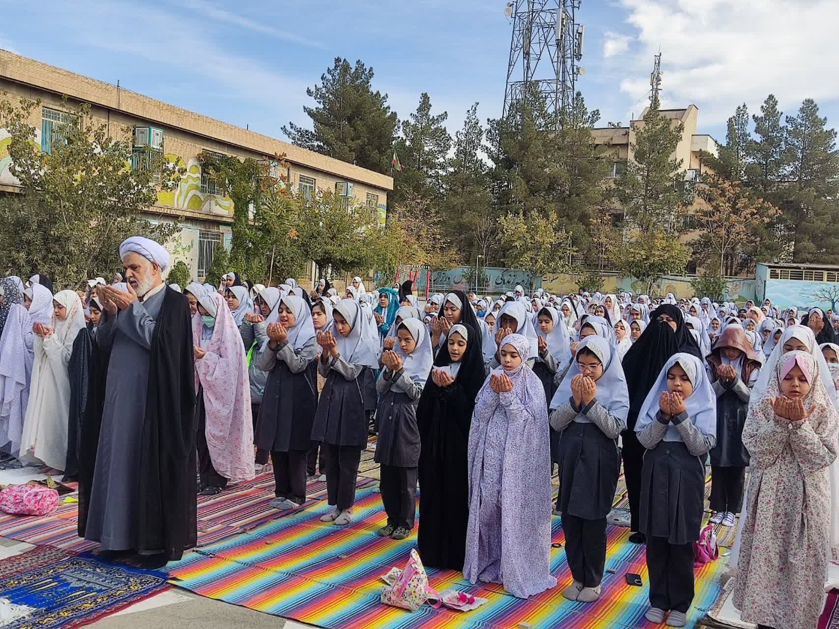 اقامه نماز باران در یکی از مدارس کرمان