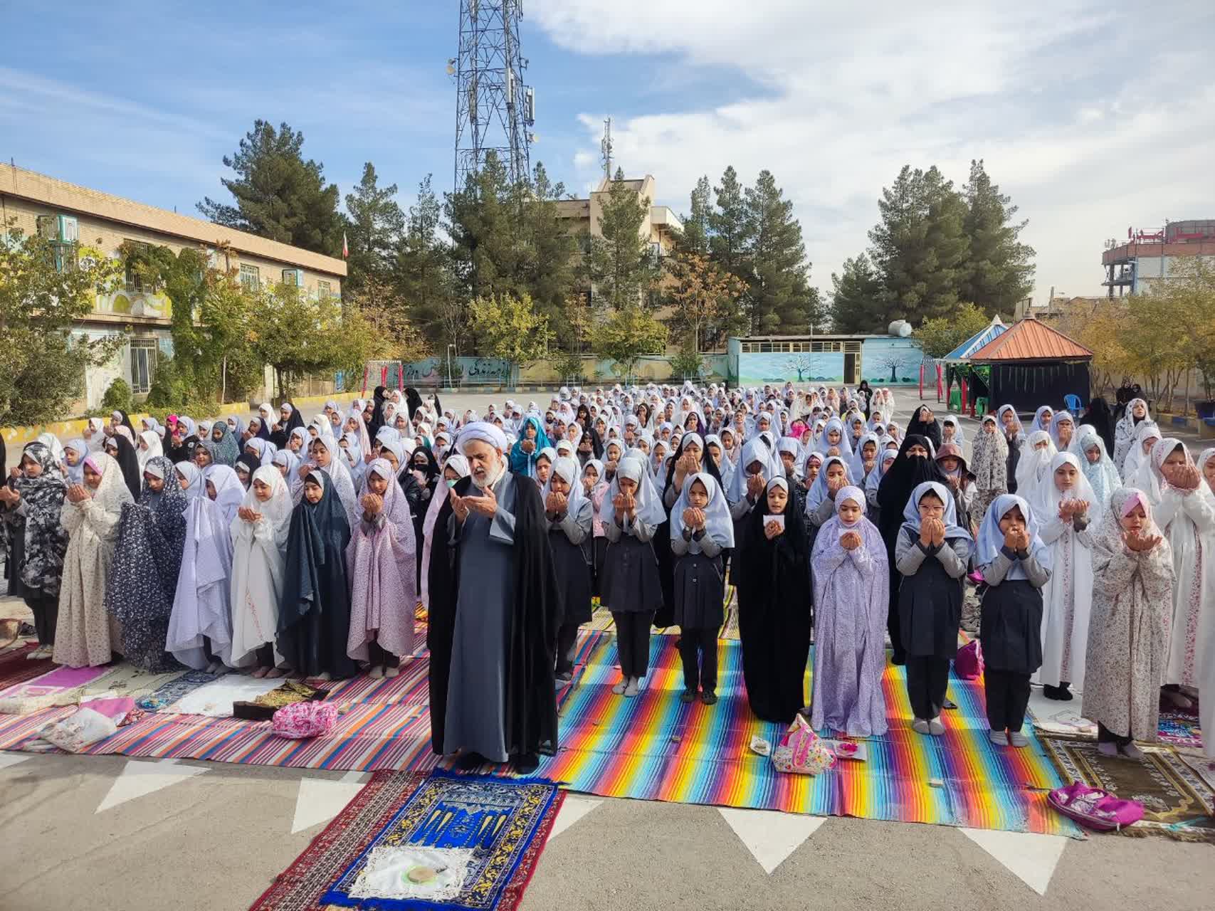 اقامه نماز باران در یکی از مدارس کرمان