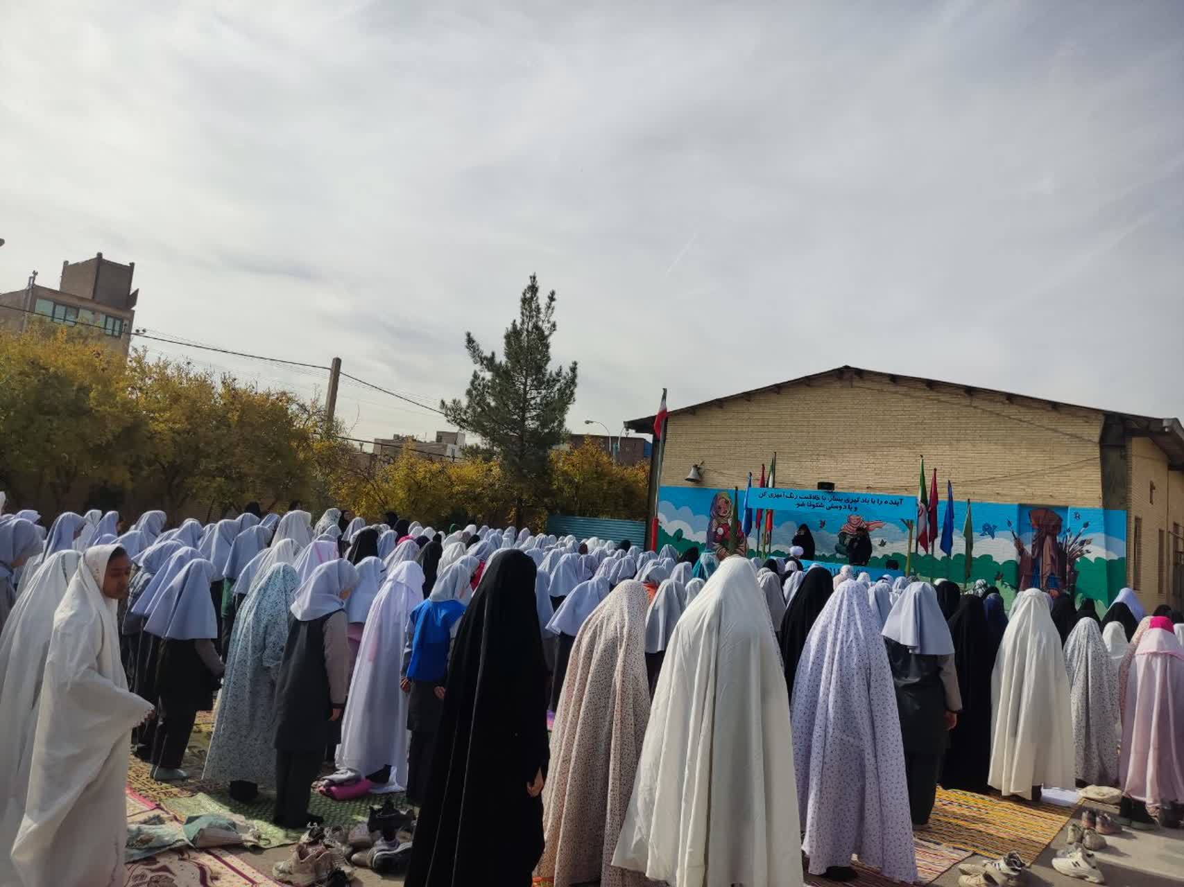 اقامه نماز باران در یکی از مدارس کرمان