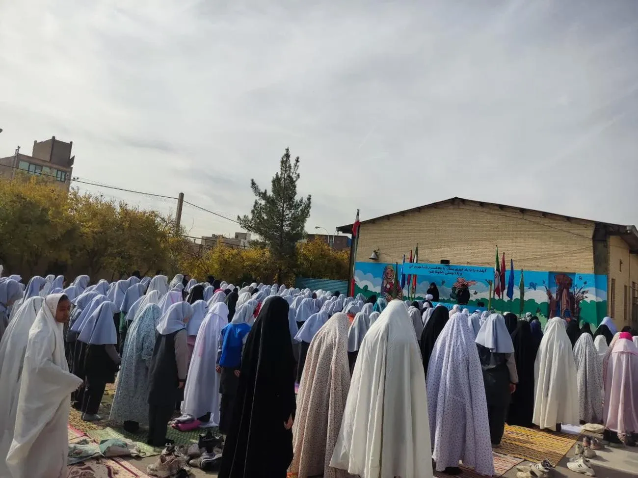 اقامه نماز باران در یکی از مدارس کرمان
