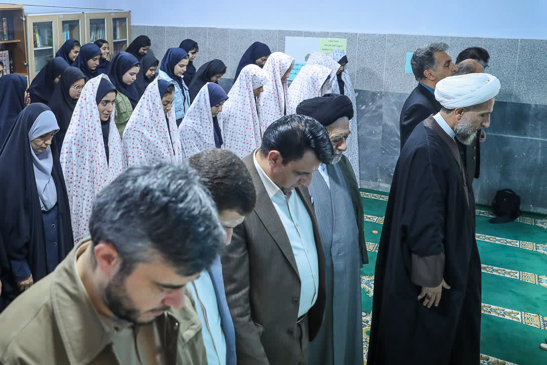 کاروان نماز با حضور نماینده ولیفقیه در دبیرستان شهدای شیشه اقامه شد