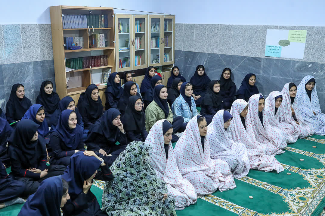 کاروان نماز با حضور نماینده ولیفقیه در دبیرستان شهدای شیشه اقامه شد