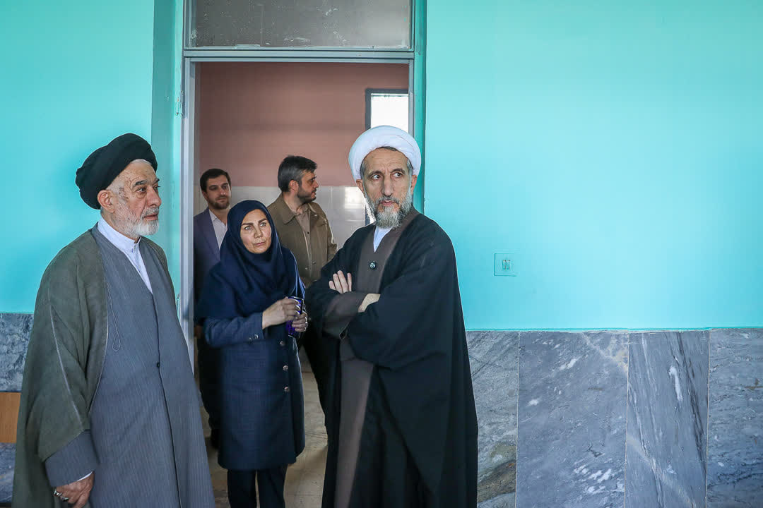 کاروان نماز با حضور نماینده ولیفقیه در دبیرستان شهدای شیشه اقامه شد