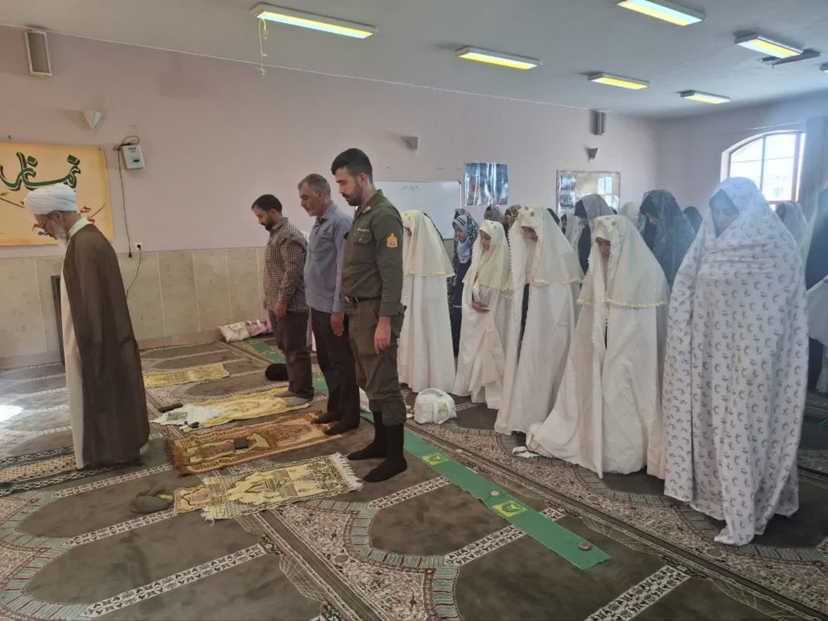 اقامه نماز جماعت در مدارس روستای کافشان توسط امام جمعه فلاورجان اصفهان