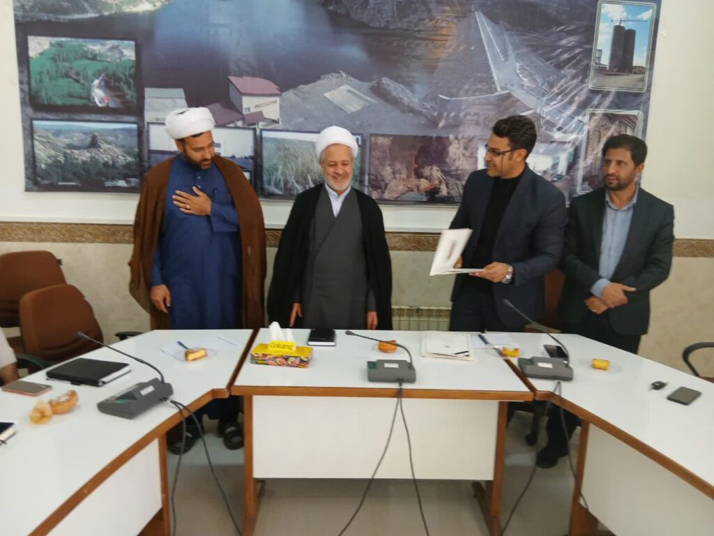 تبیین فرهنگ اقامه نماز در محیط روستاها برای دهیاران شهرستان ایجرود