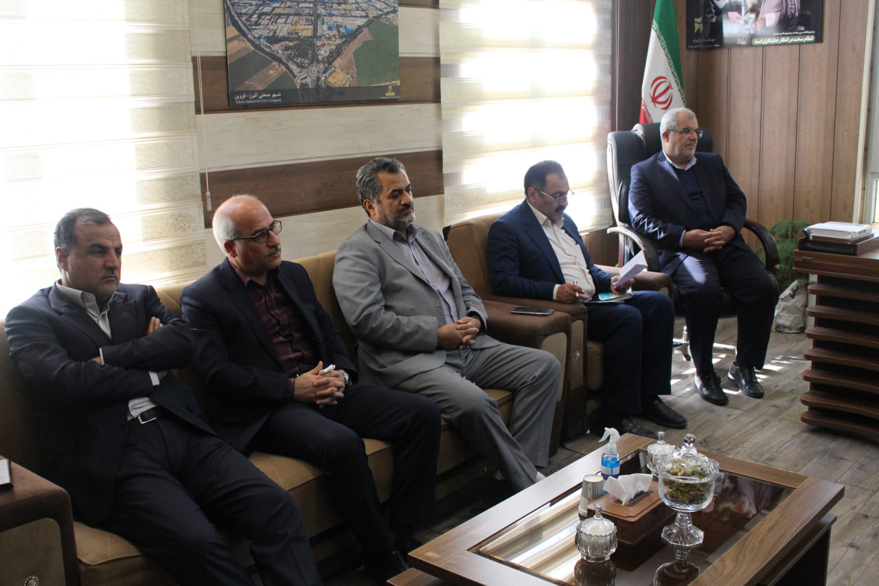 مدیر ستاد اقامه نماز قزوین با شهرداران شهرستان البرز دیدار کرد