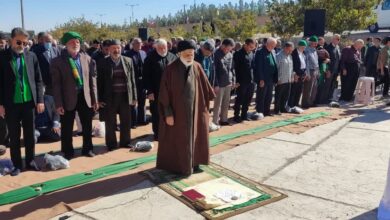 شرکت‌کنندگان با زمزمه‌های دعا و اشک‌های امید، دست نیاز به سوی آسمان بلند کردند تا رحمت الهی بر این دیار نازل شود