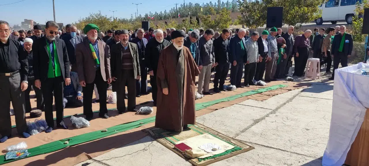 شرکت‌کنندگان با زمزمه‌های دعا و اشک‌های امید، دست نیاز به سوی آسمان بلند کردند تا رحمت الهی بر این دیار نازل شود