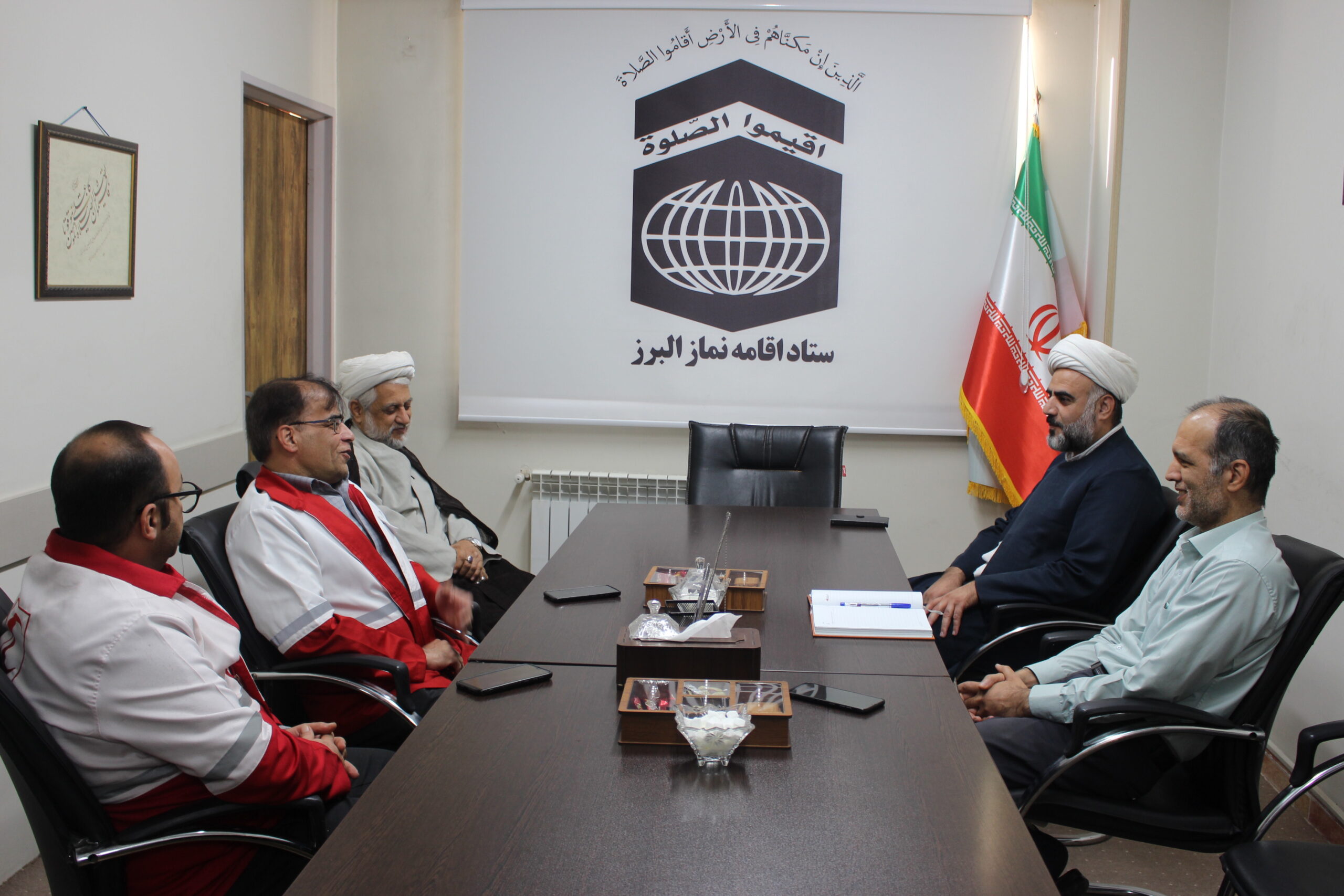 نماینده ولیفقیه در جمعیت هلالاحمر استان البرز با مدیر ستاد اقامه نماز دیدار کرد