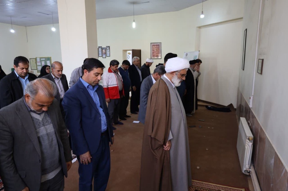اقامه نماز وحدت بخش ادارات رفسنجان در محل امور کتابخانه های شهرستان