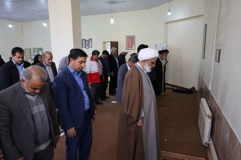اقامه نماز وحدت بخش ادارات رفسنجان در محل امور کتابخانه های شهرستان