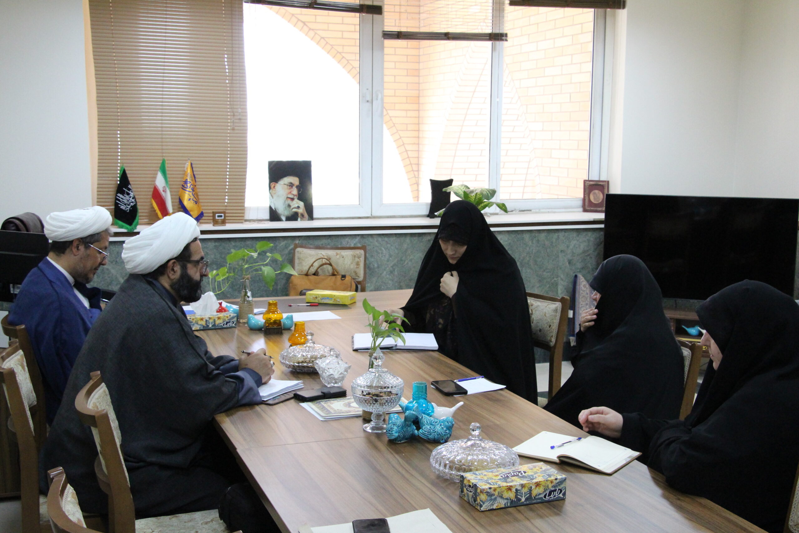 نشست مدیران کل امور بانوان ستاد اقامه نماز و استانداری قم