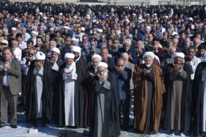 با حضور هزاران نمازگزار در مشهد، نماز طلب باران به امامت آیت الله مروارید اقامه شد