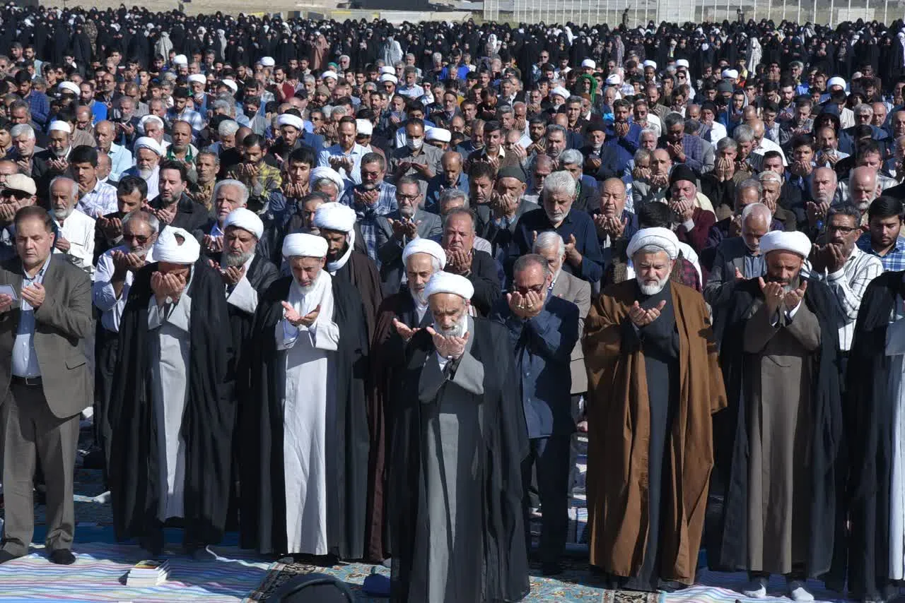 با حضور هزاران نمازگزار در مشهد، نماز طلب باران به امامت آیت الله مروارید اقامه شد