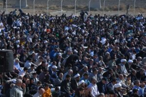 با حضور هزاران نمازگزار در مشهد، نماز طلب باران به امامت آیت الله مروارید اقامه شد