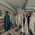 اقامه نماز جماعت در یکی از مدارس لرستان با حضور امام جماعت اعزامی از دستگاههای اجرایی در طرح پیوند ادارات و مدارس