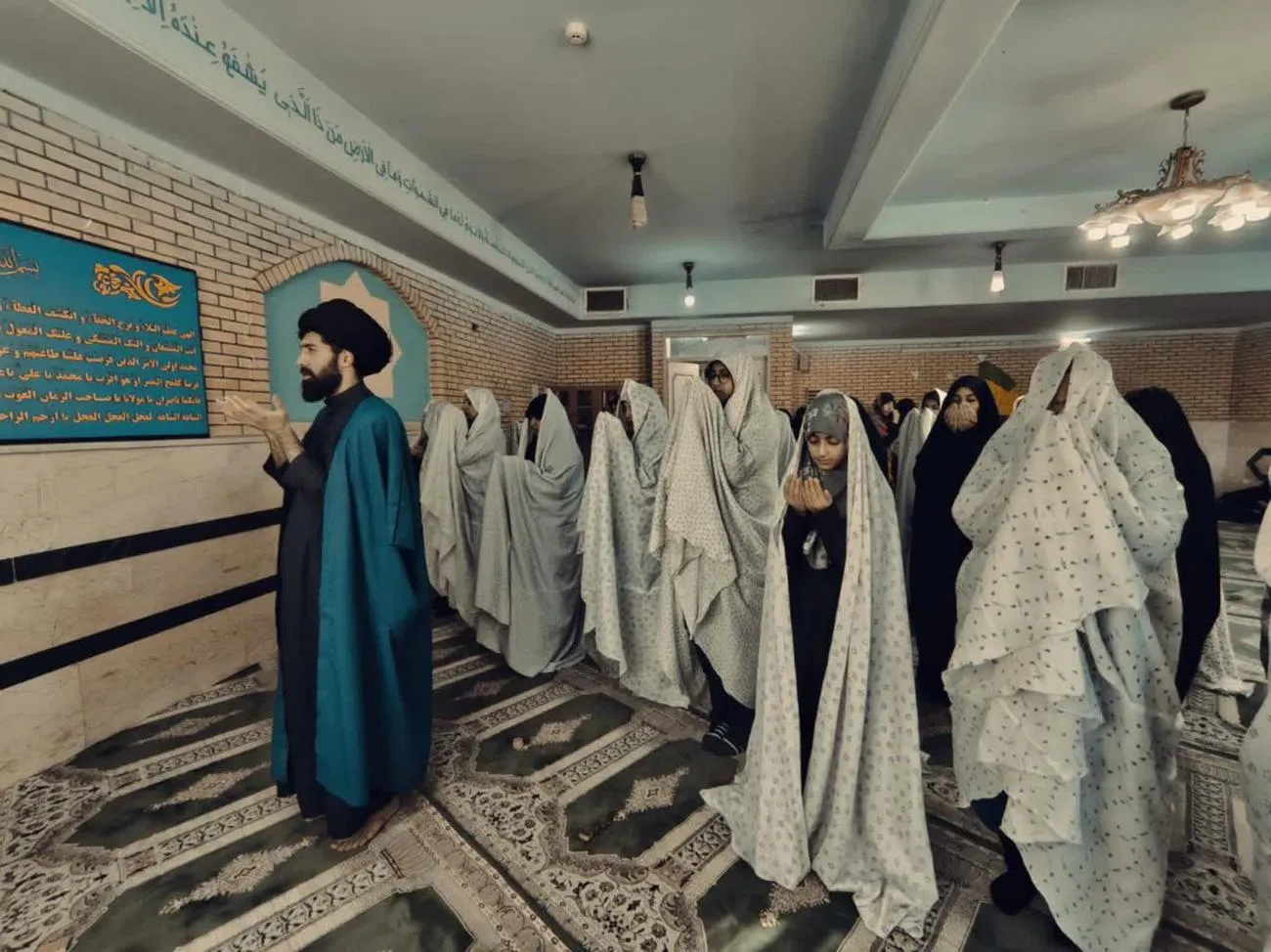 اقامه نماز جماعت در یکی از مدارس لرستان با حضور امام جماعت اعزامی از دستگاه‌های اجرایی در طرح پیوند ادارات و مدارس