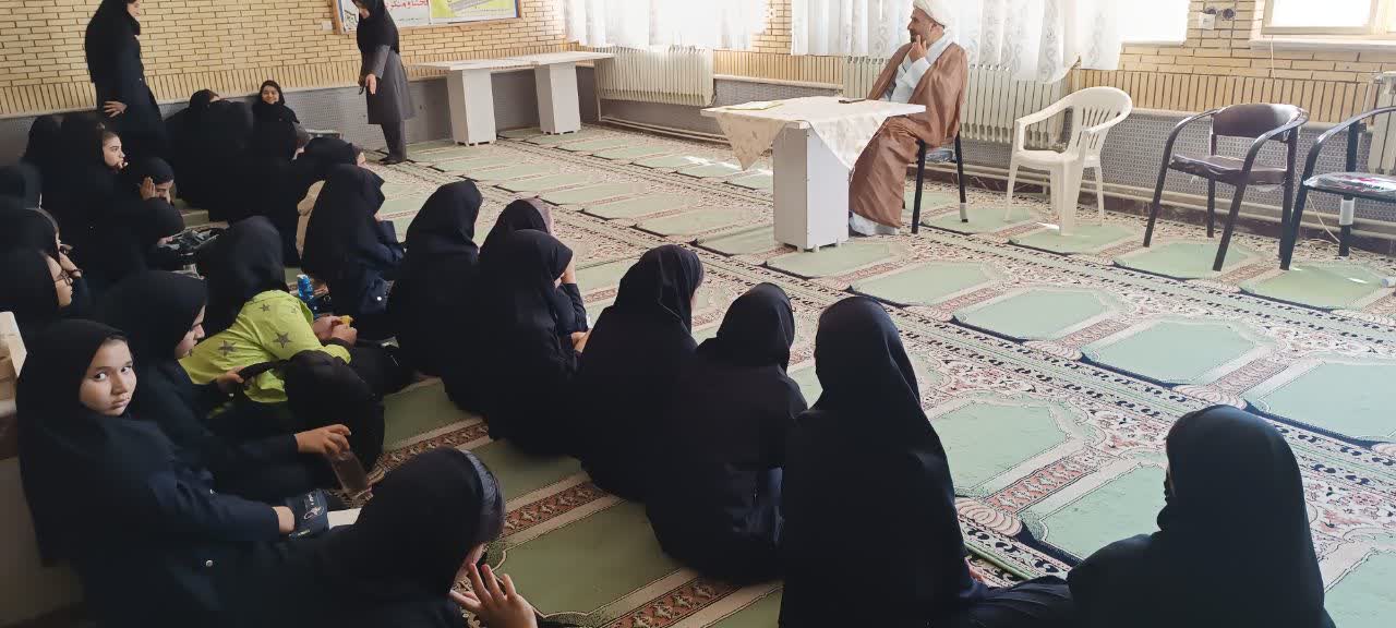 گفتمان نماز شناسی با محوریت آشنایی با معارف نماز ویژه دانش آموزان شهرستان ایوان برگزار شد